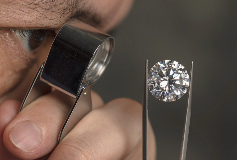 How-to-Inspect-a-Diamond-With-a-Loupe-3