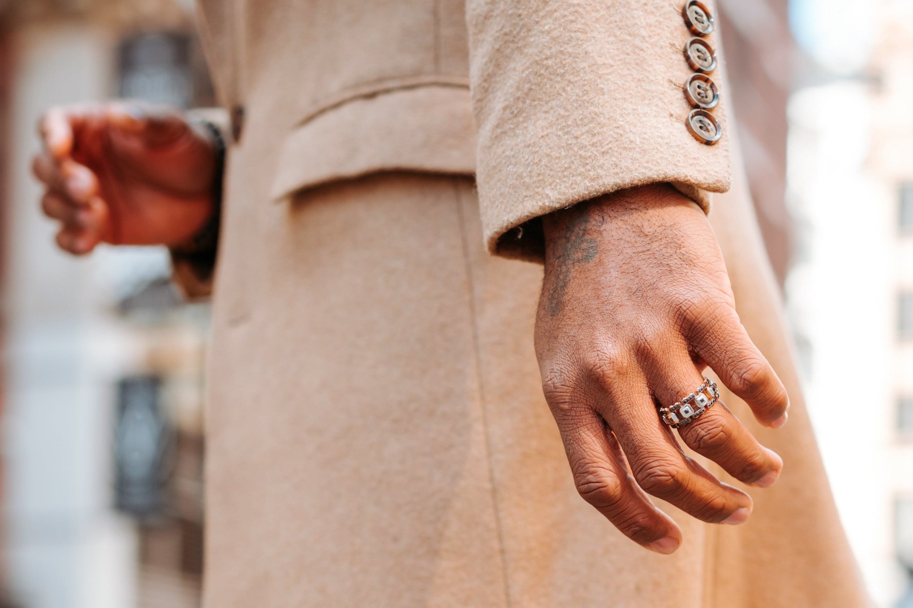 what-hand-do-men-wear-wedding-bands-on